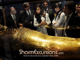People around Tutankhamun's coffin